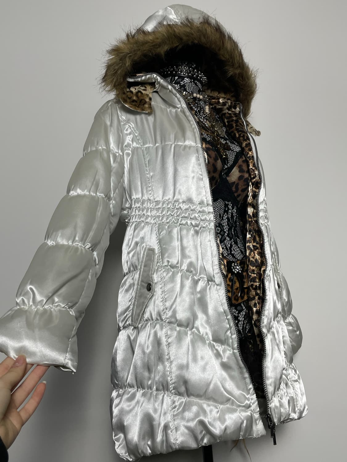 SKY BOMBER 스카이봄버 호피 실크 유광 화이트 실버 패딩자켓 상품이미지6