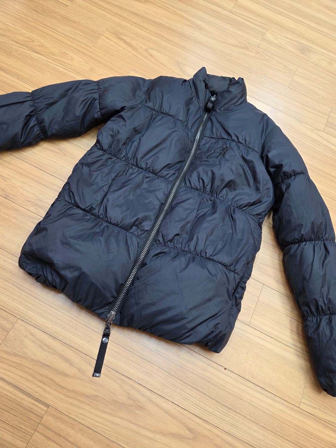 엠포리오 아르마니 블랙 패딩 판매합니다. 무난한 디자인이라 여기저기 잘  상품이미지5