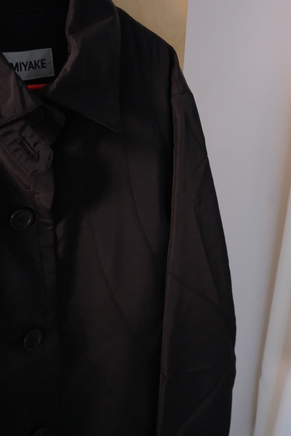 ISSEY MIYAKE Curved Panel Coat 상품이미지4