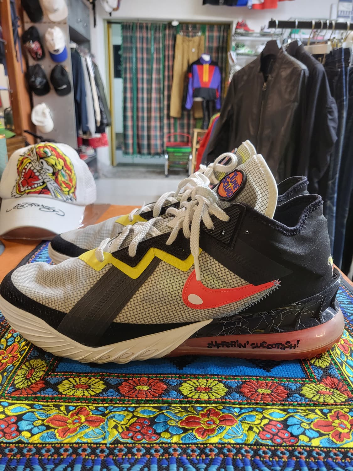 나이키 르브론 18로우 실베스터vs트위터 상품이미지1