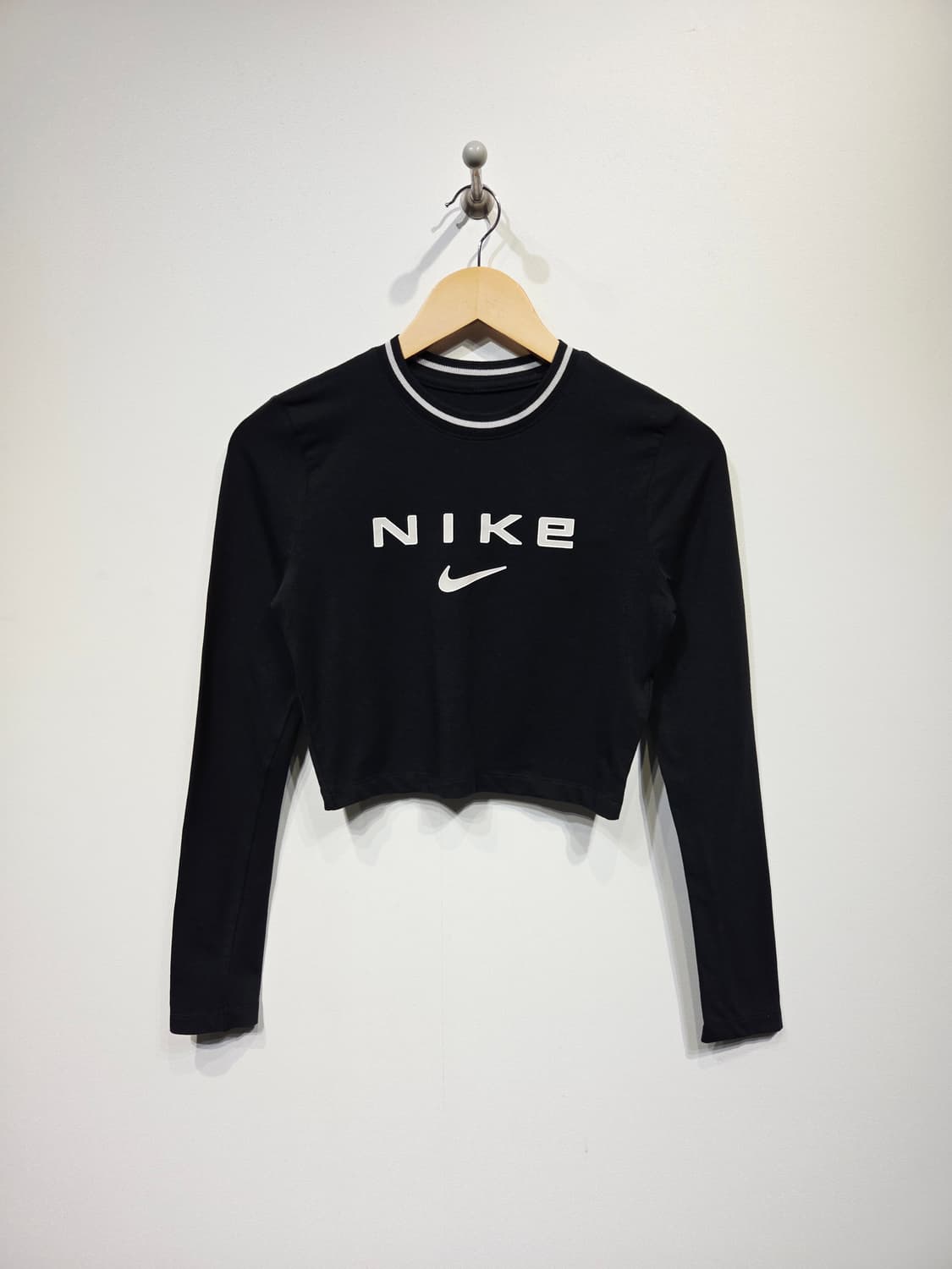 (새 상품) 나이키(NIKE) 슬림핏 긴팔 크롭 티셔츠 블랙 상품이미지2