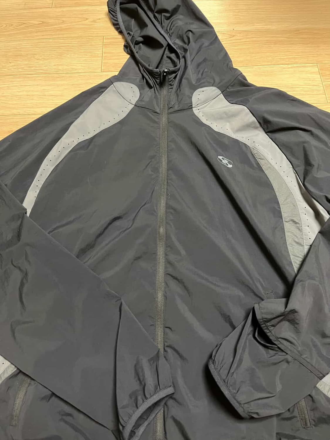 산산기어 러닝자켓 블랙 23/ss 2사이즈 판매 상품이미지1