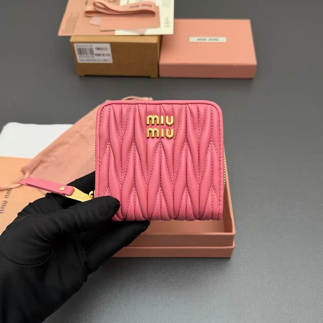 미우 미우 마테라쎄 나파 가죽 동전 지갑 베고니아 핑크 상품이미지1