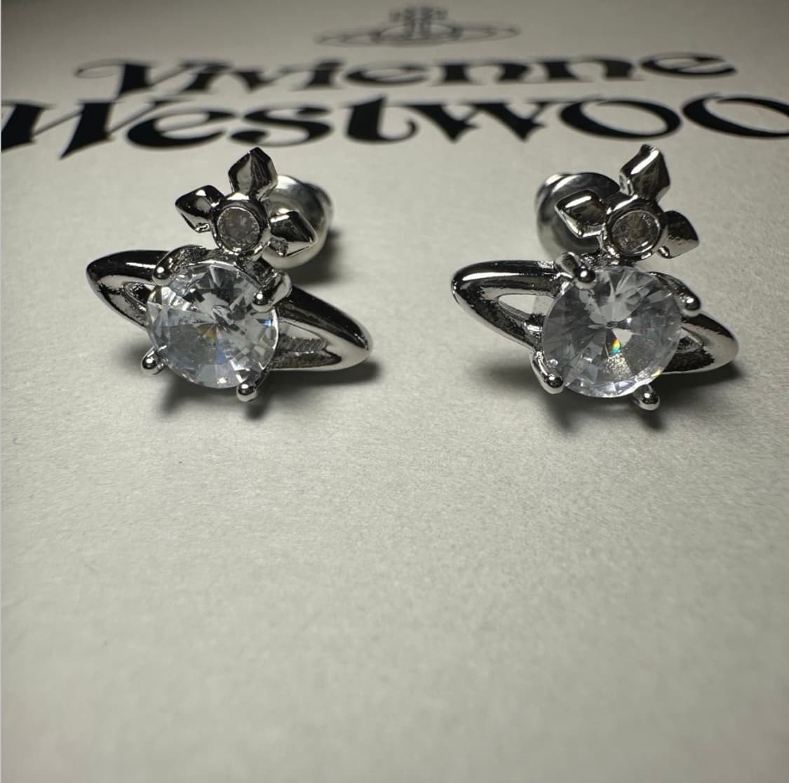 비비안웨스트우드 아카이브 화이트 크리스탈 orb 귀걸이 상품이미지2