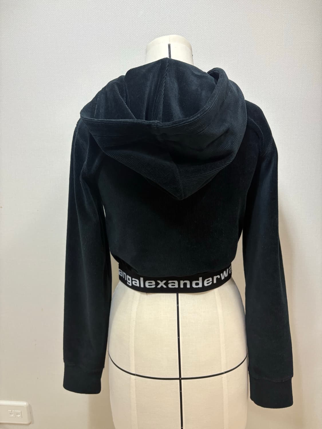알렉산더왕 alexanderwang 벨벳 크롭후드 블랙 상품이미지3