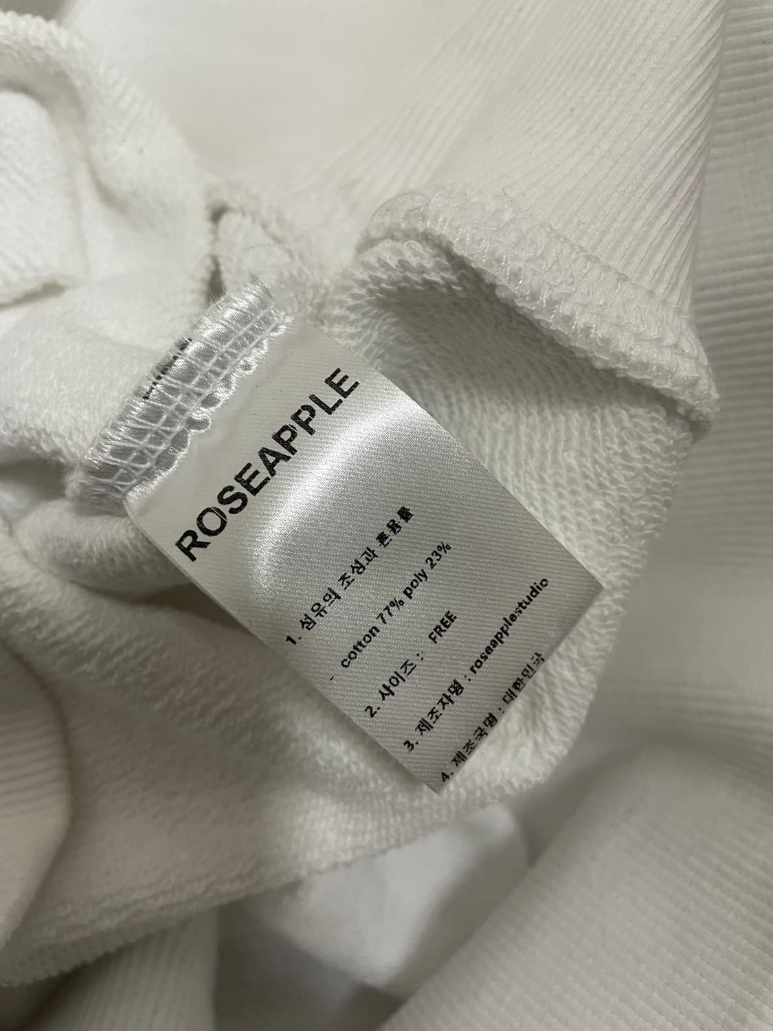 로즈애플 스튜디오 223 컷아웃 로고 크롭 후디 - 화이트 상품이미지6