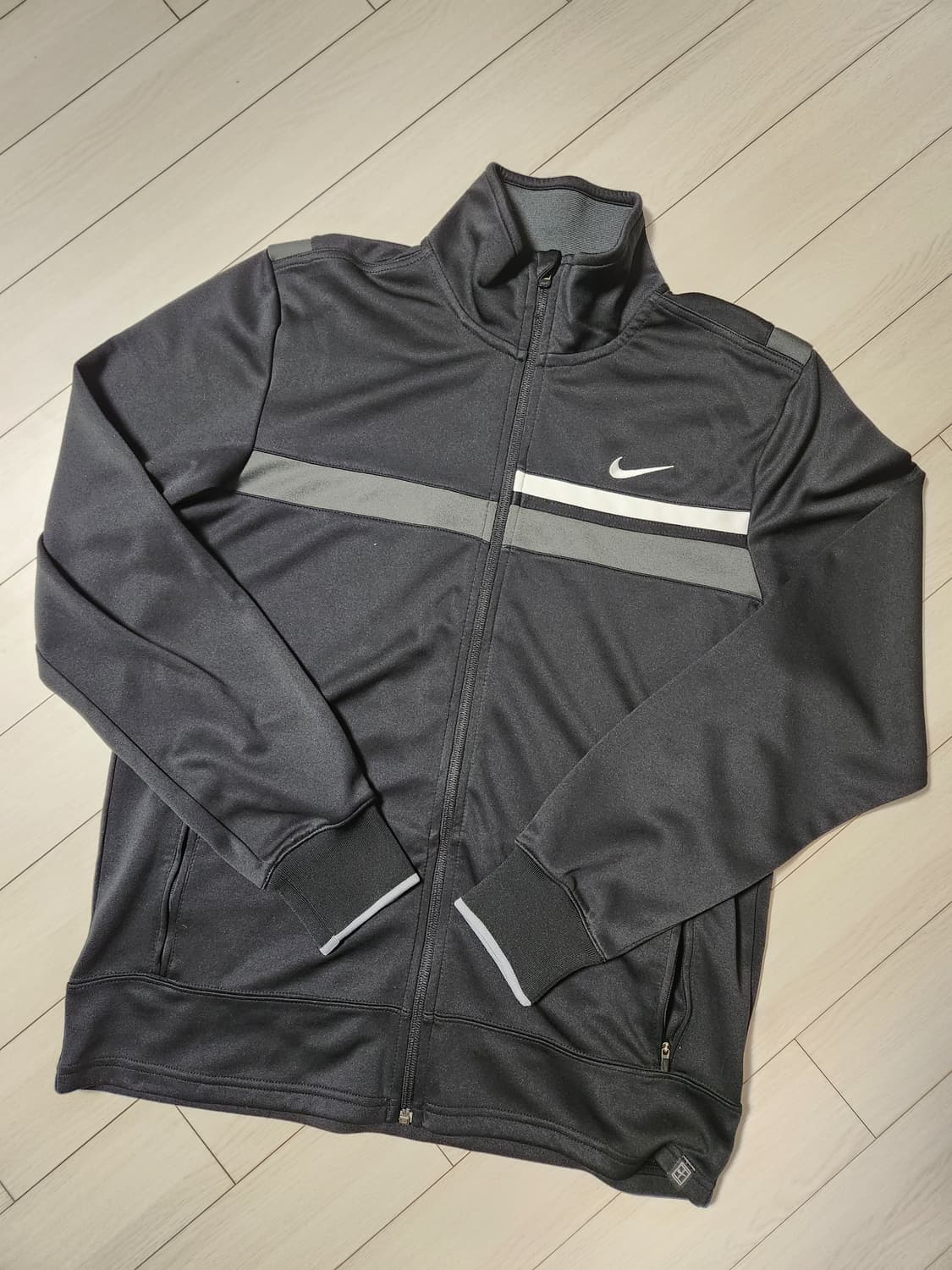 나이키 집업 저지 트랙탑 사이즈105(xl)

지퍼고무 파손(사진참조)
 상품이미지1