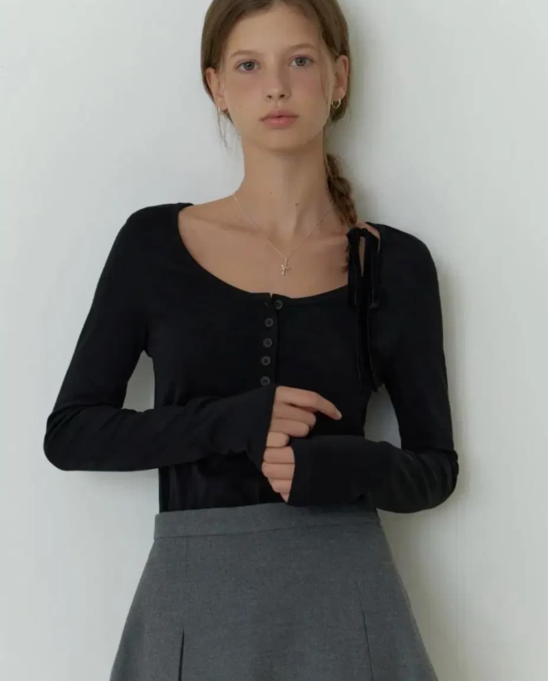 리엘 Sherry button U t-shirt black 상품이미지1