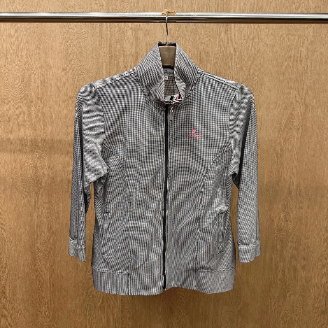 꾸레쥬 하이넥 7부 집업 자켓 마이크로 패턴 핑크 로고 자수 디테일 블랙 상품이미지2