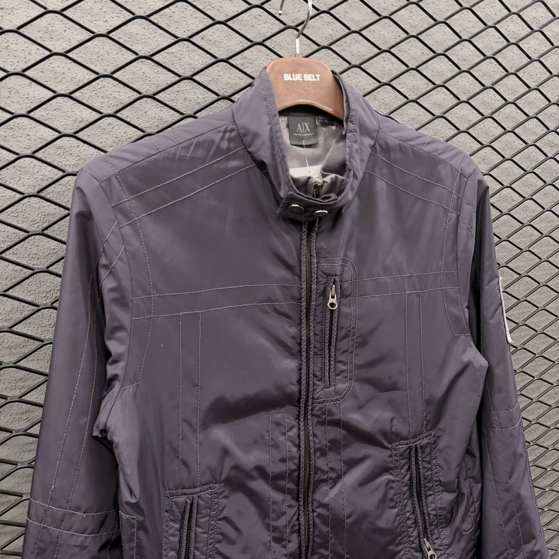 아르마니 익스체인지 가먼트다잉 유틸리티 자켓 버티컬 스티치 암패치 디테일 상품이미지4