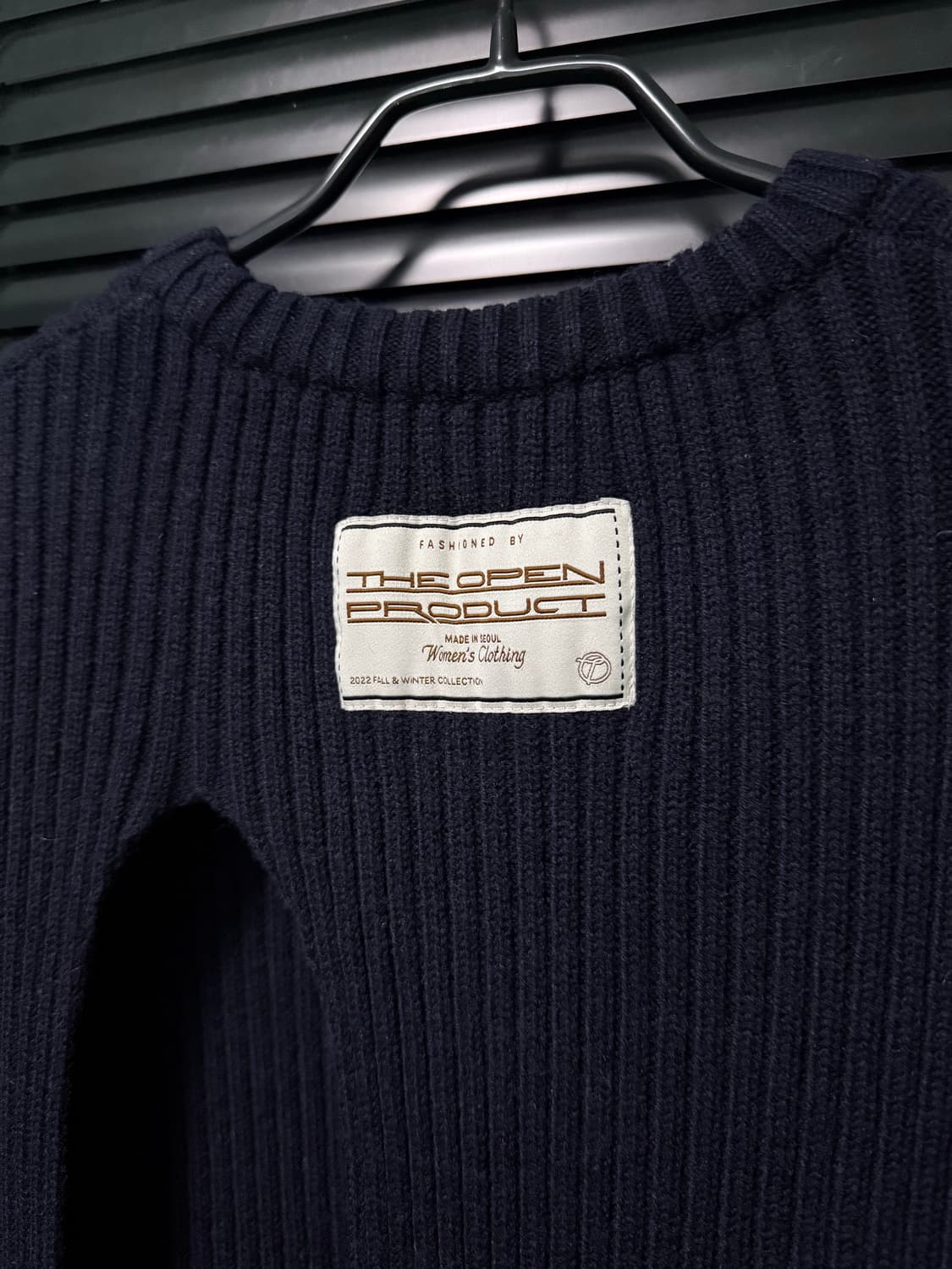 더오픈 프로덕트 YY 컷아웃 니트 스웨터 구멍 홀 디테일 네이비 남색 상품이미지9