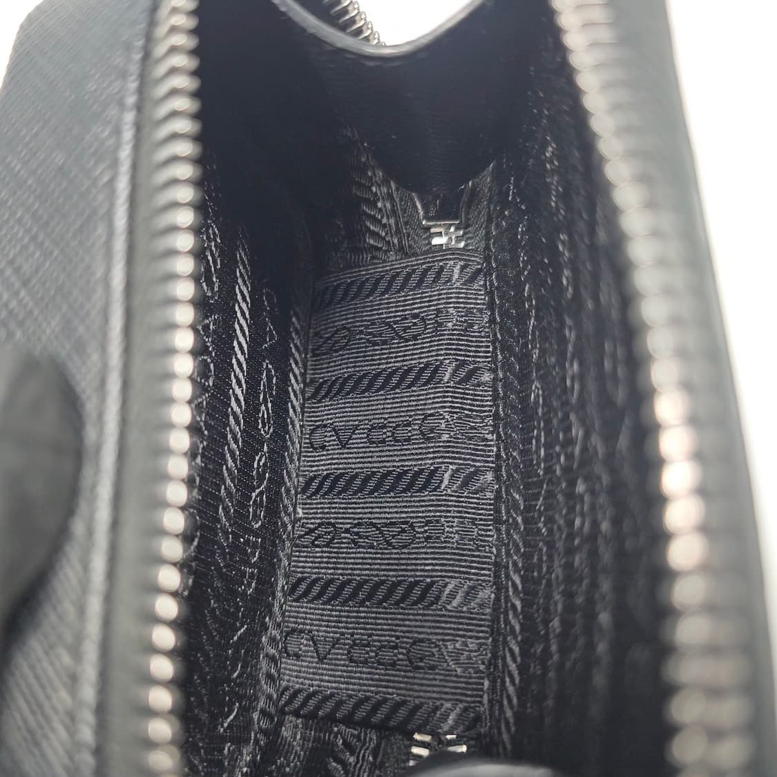 프라다 사피아노 레더 미니 파우치 크로스백 상품이미지8