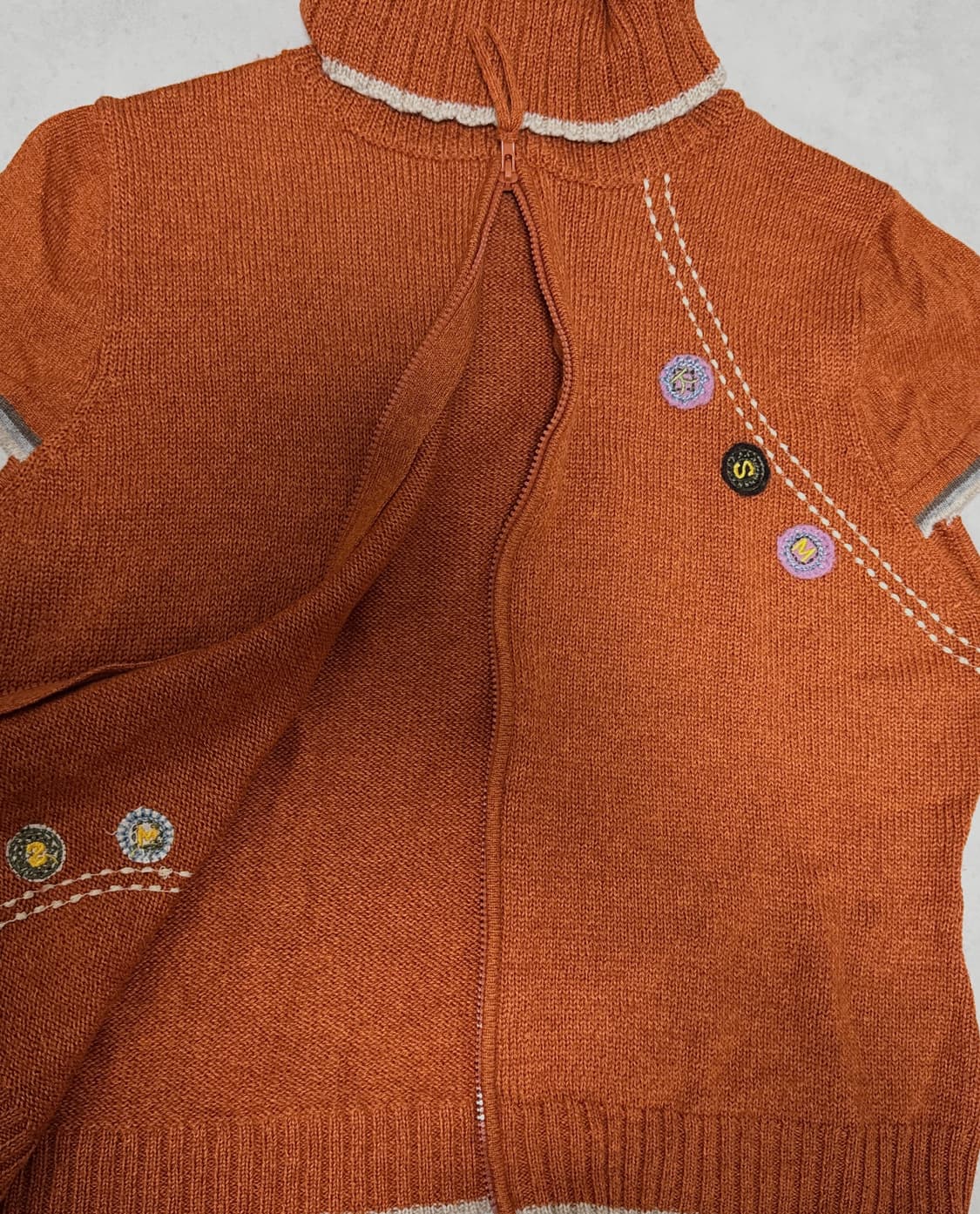 Donnez moi 단추 자수 하이넥 반팔 니트 상품이미지4