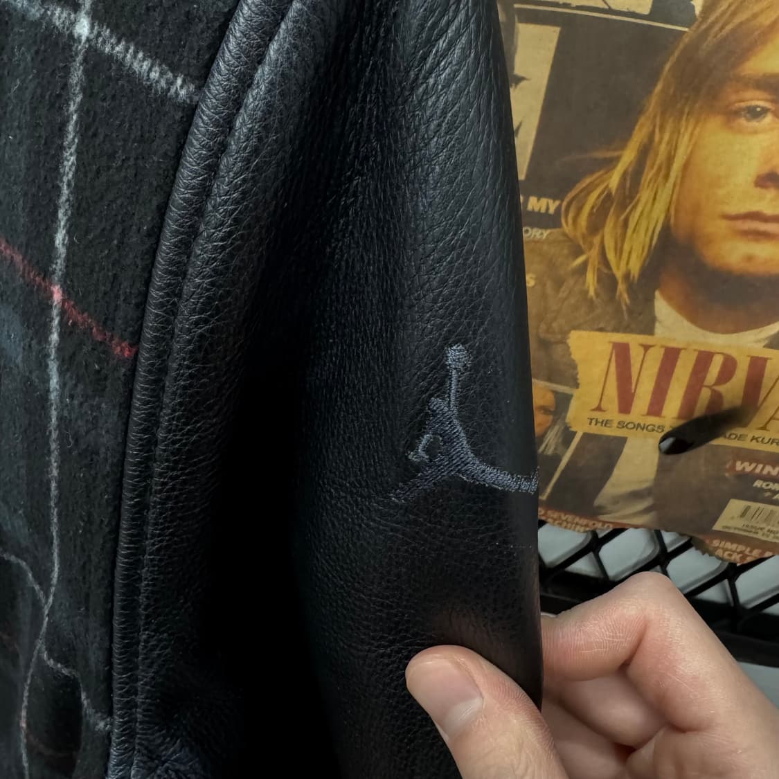 에어조던 울 레더 믹스 스타디움 자켓 체크패턴 투포켓 디테일 블랙 레드 상품이미지5