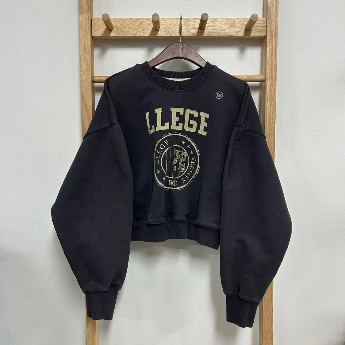 렉토 LLEGE 로고 크롭 스웻셔츠 맨투맨 차콜 상품이미지2