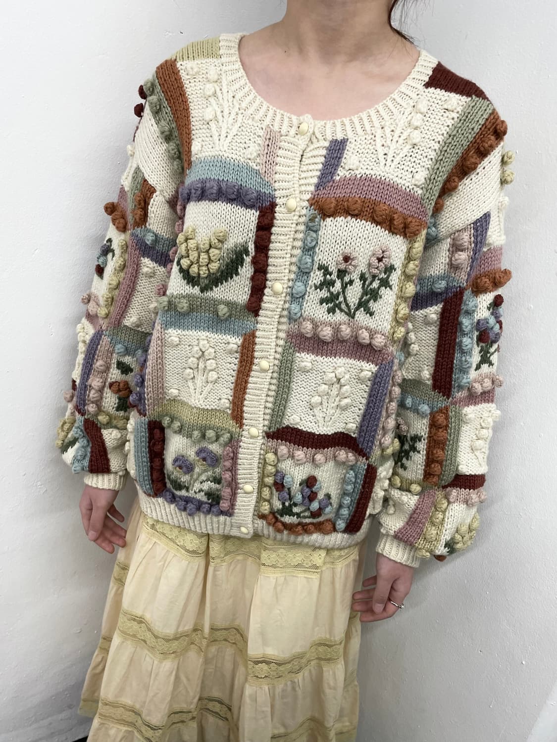 모리 자수 디테일 폼폼 가디건 상품이미지2