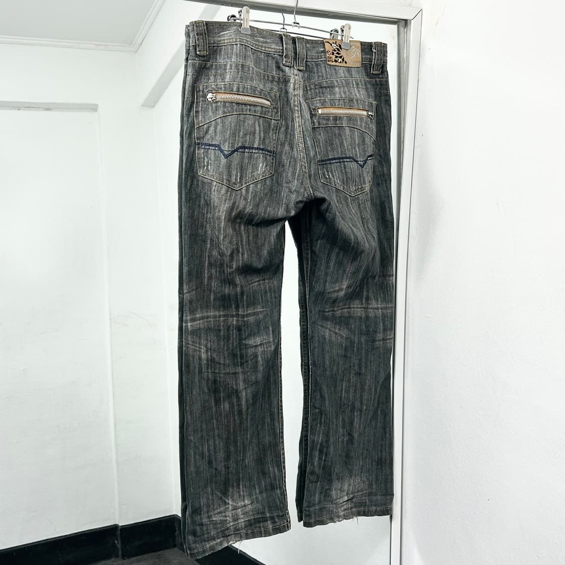 디젤 백지퍼 흑청 데님 팬츠 상품이미지4