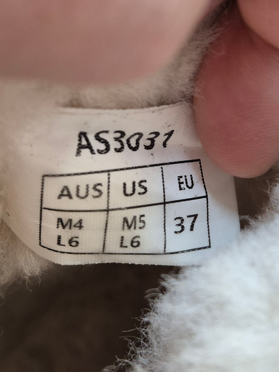 투명한 디자인이 매력적인 UGG 클리어 부츠입니다. EU37 사이즈로,  상품이미지7