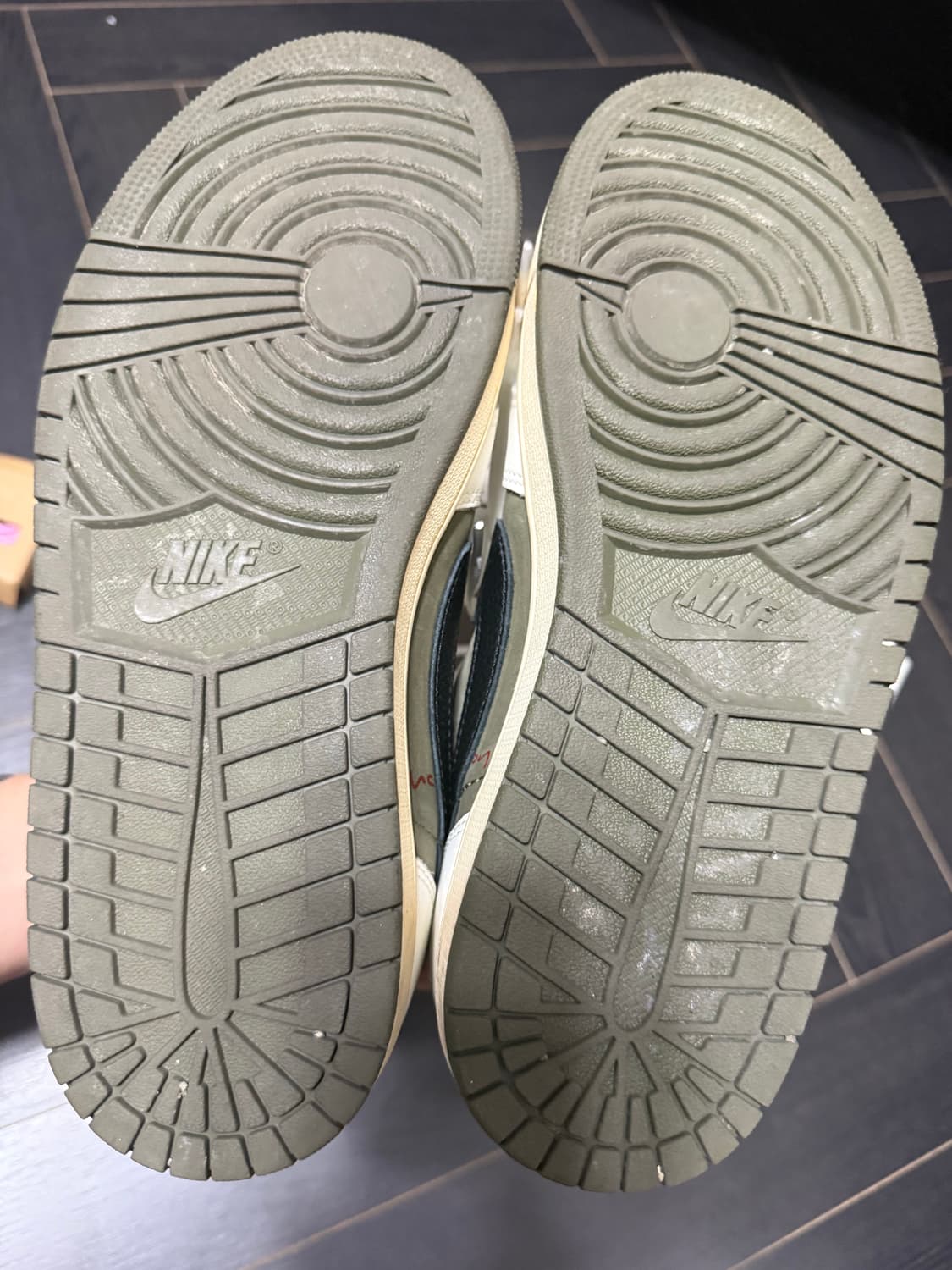 나이키 트레비스 스캇 올리브 270 상품이미지5