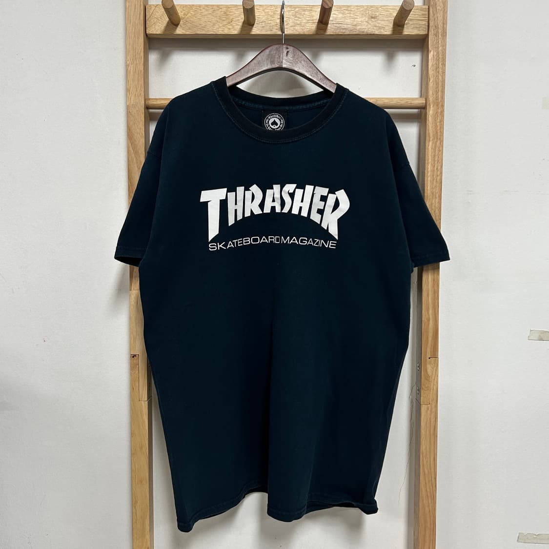 트래셔 아치로고 티셔츠 네이비 상품이미지3