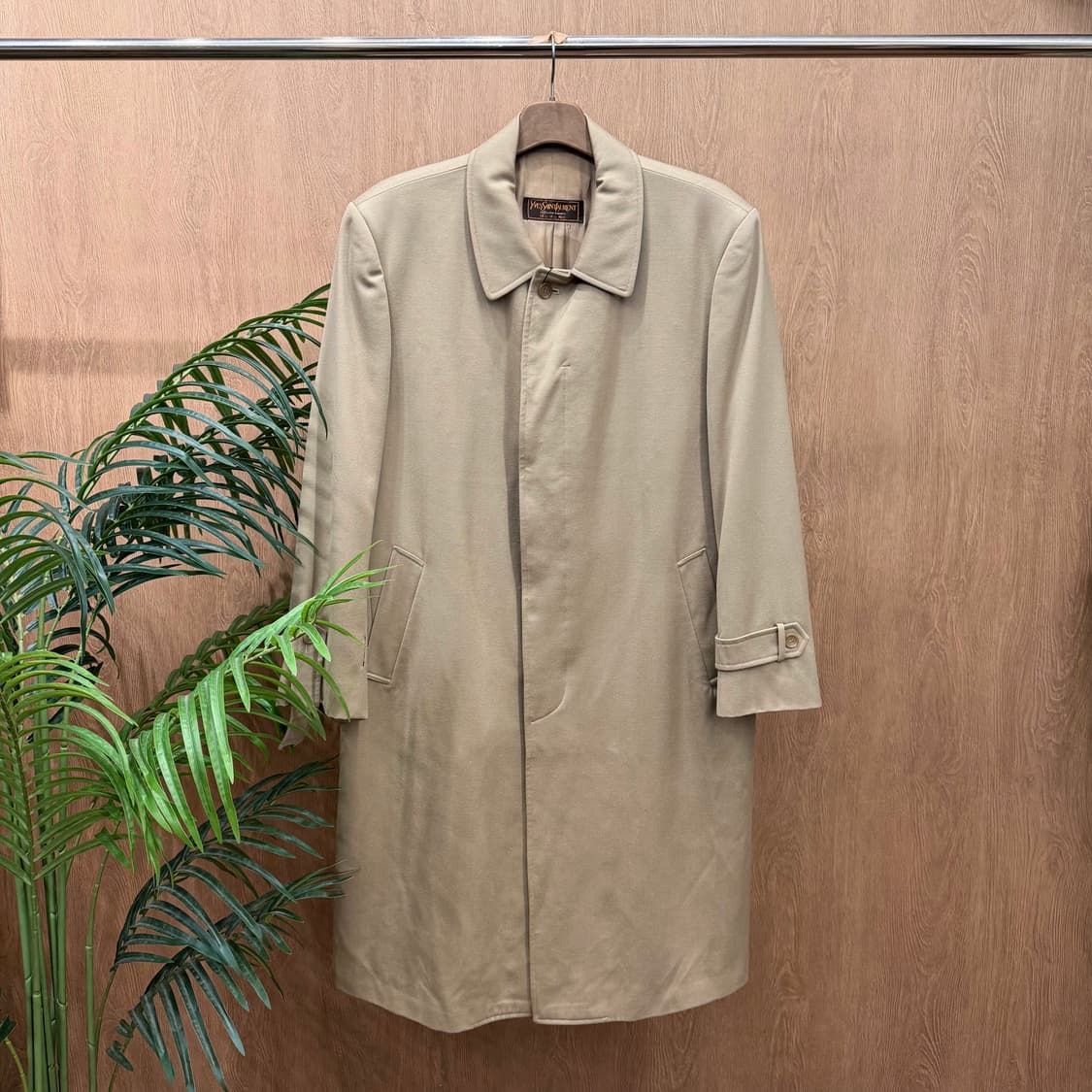 입생로랑 미니멀 싱글 코트 레귤러 카라 사이드 사선 포켓 디테일 베이지 상품이미지1