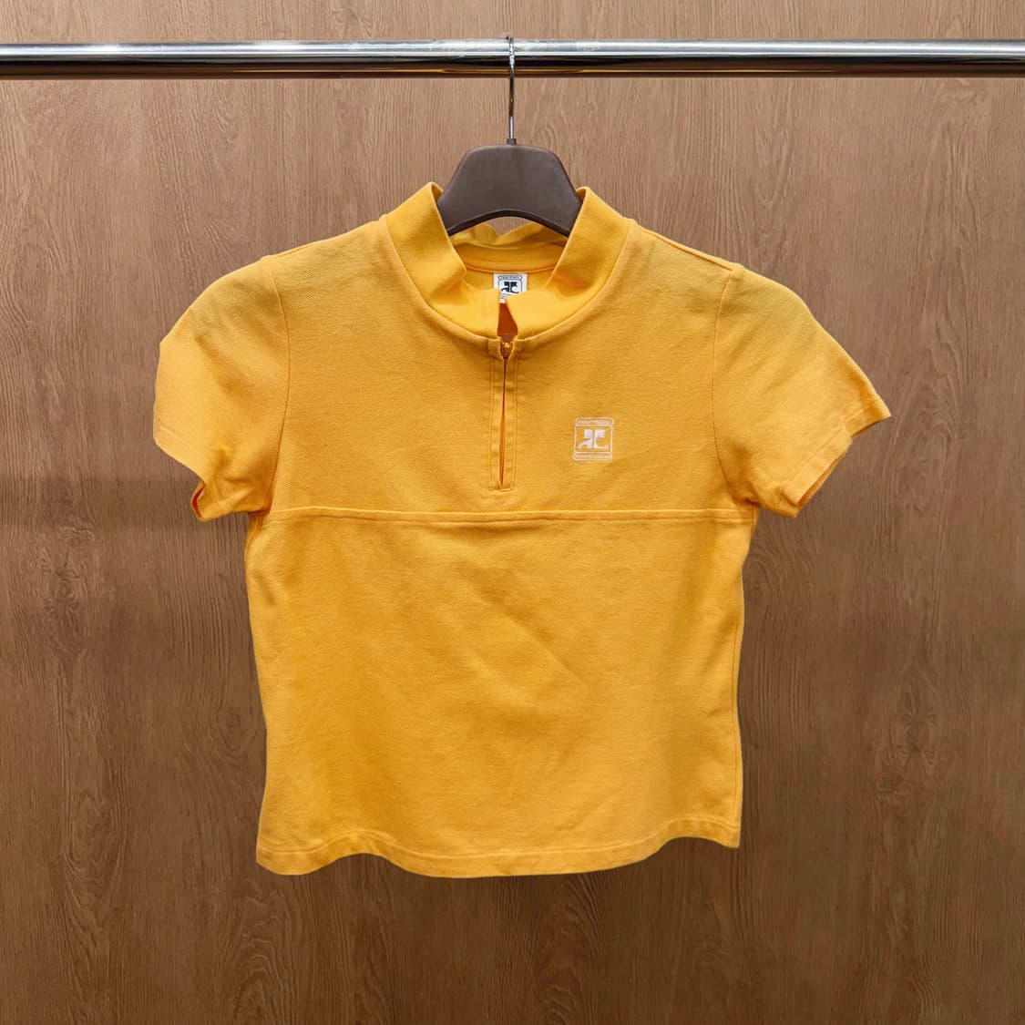 꾸레쥬 크롭 반팔 티셔츠 로고 자수 하프넥 절개 라인 디테일 오렌지 상품이미지2