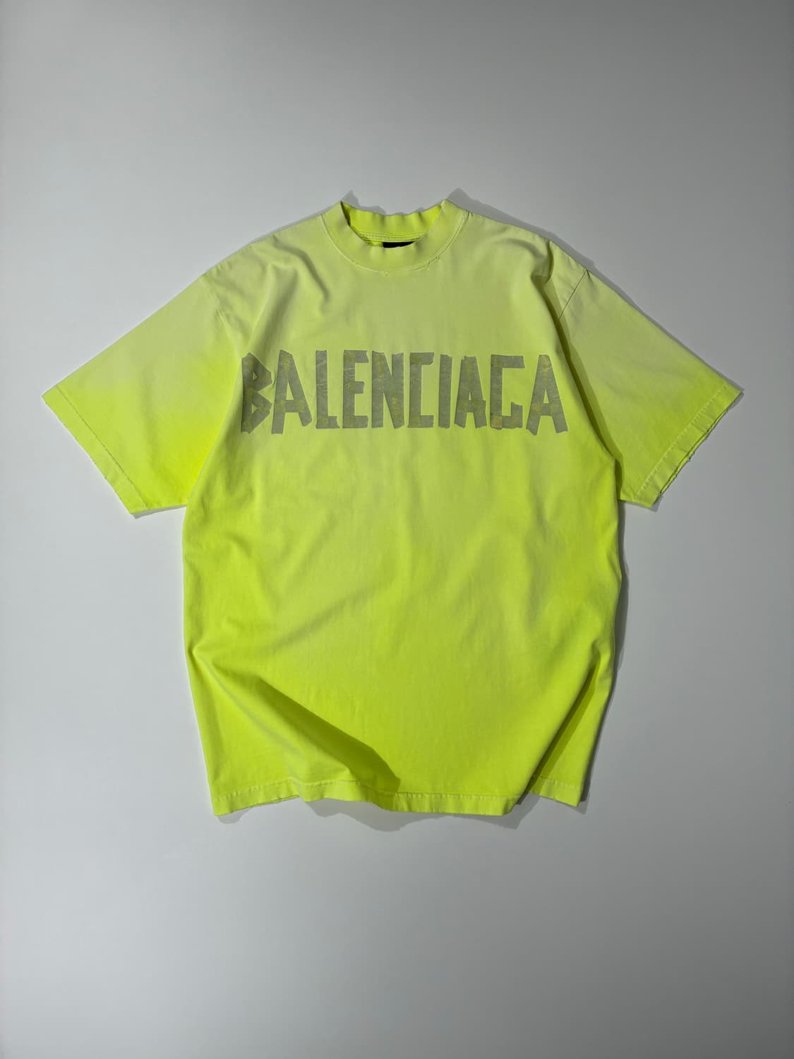 발렌시아가 테이프 타입 미디엄 핏 티셔츠 형광 XS사이즈 상품이미지1
