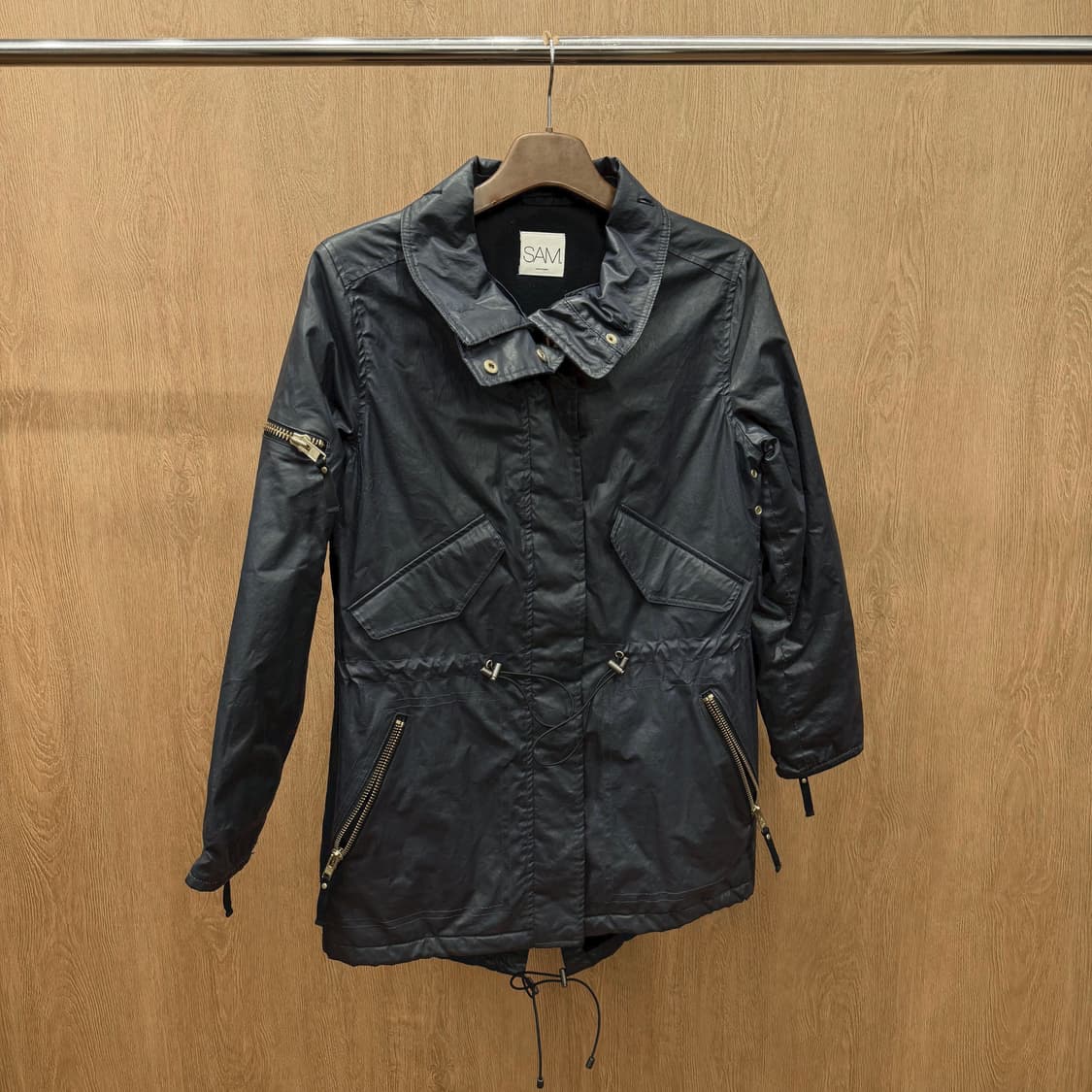샘 뉴욕 코팅 파카 자켓 허리 밑단 스트링 플랩 지퍼 포켓 디테일 네이비 상품이미지2