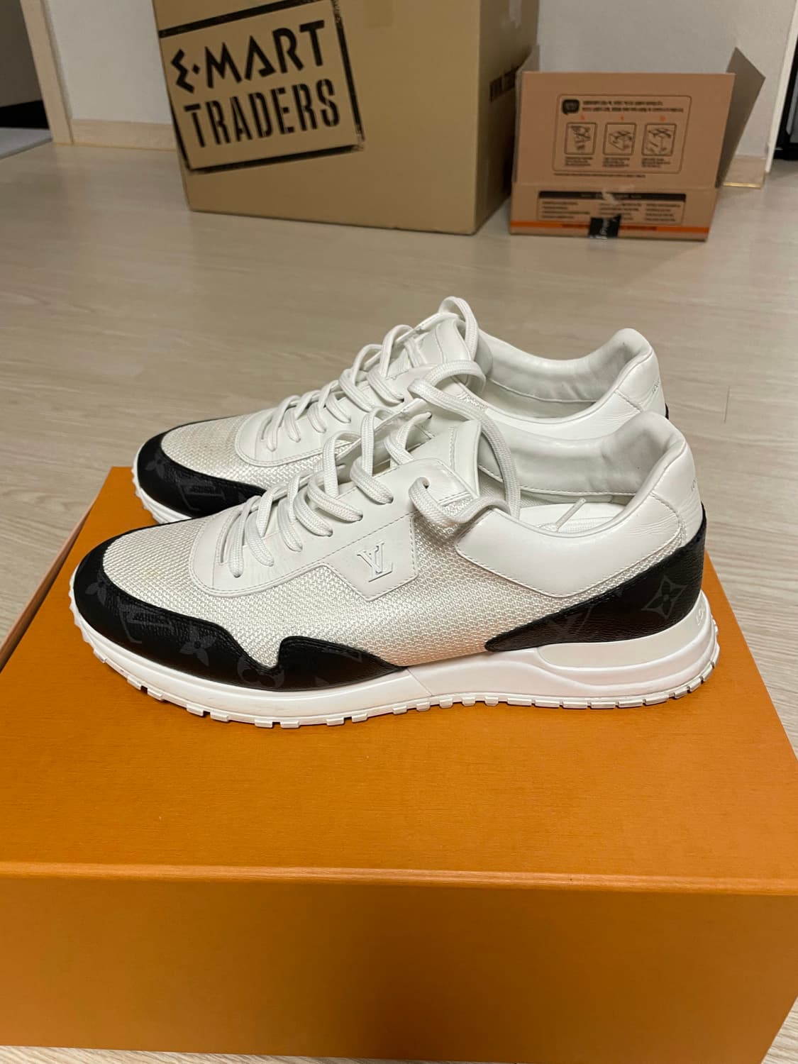 루이비통 런어웨이 스니커즈 7.5 남성 상품이미지3