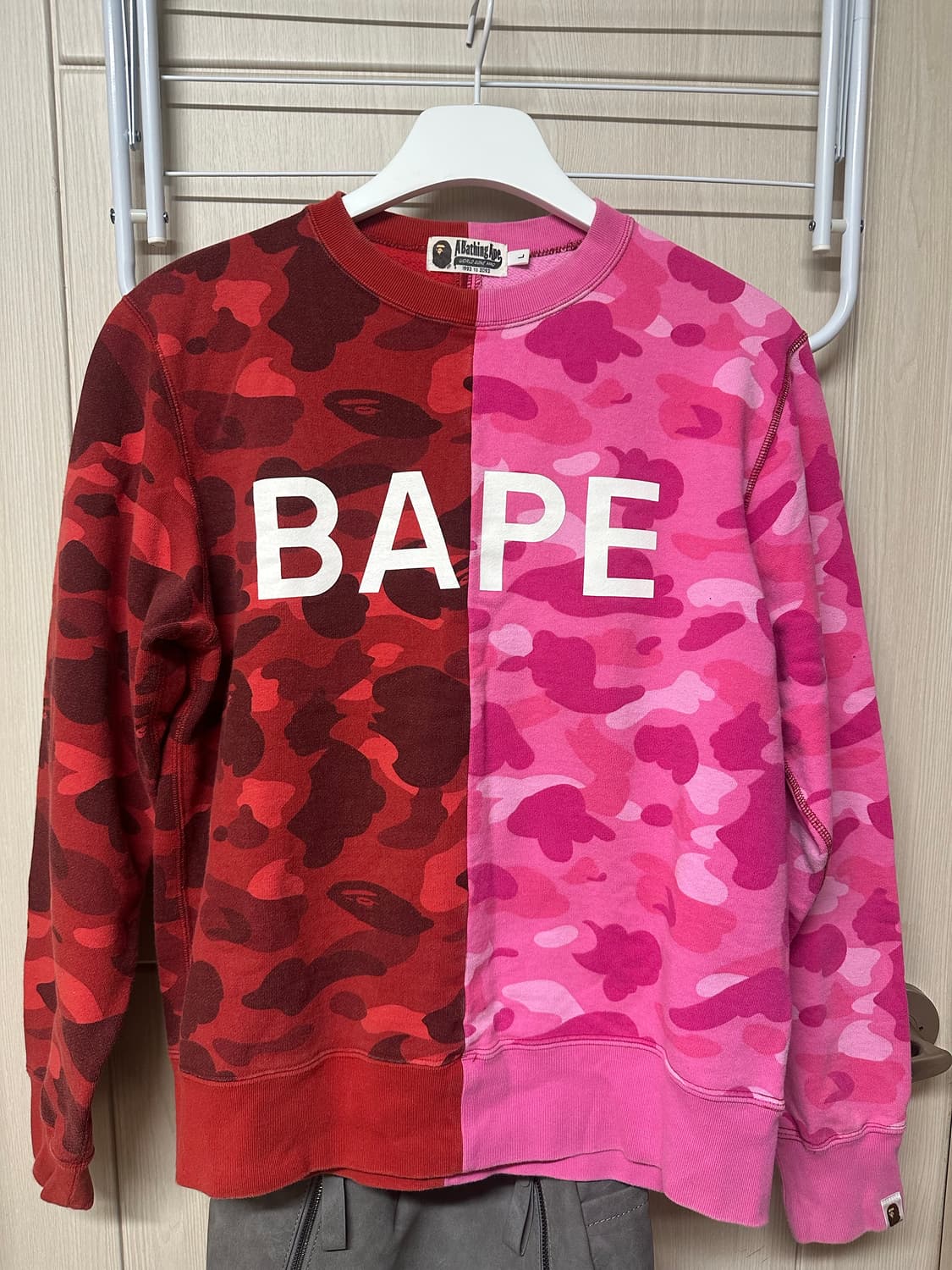 베이프 카모 핑크레드 스웻셔츠 상품이미지1