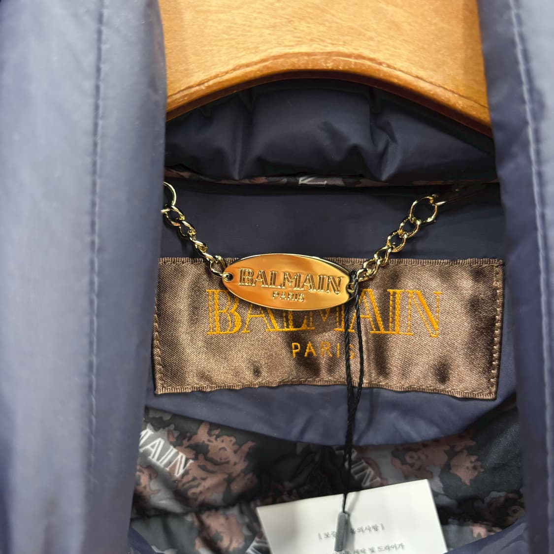 발망 후드 롱 패딩 퍼 트리밍 메탈 장식 로고 패턴 안감 디테일 네이비 상품이미지7