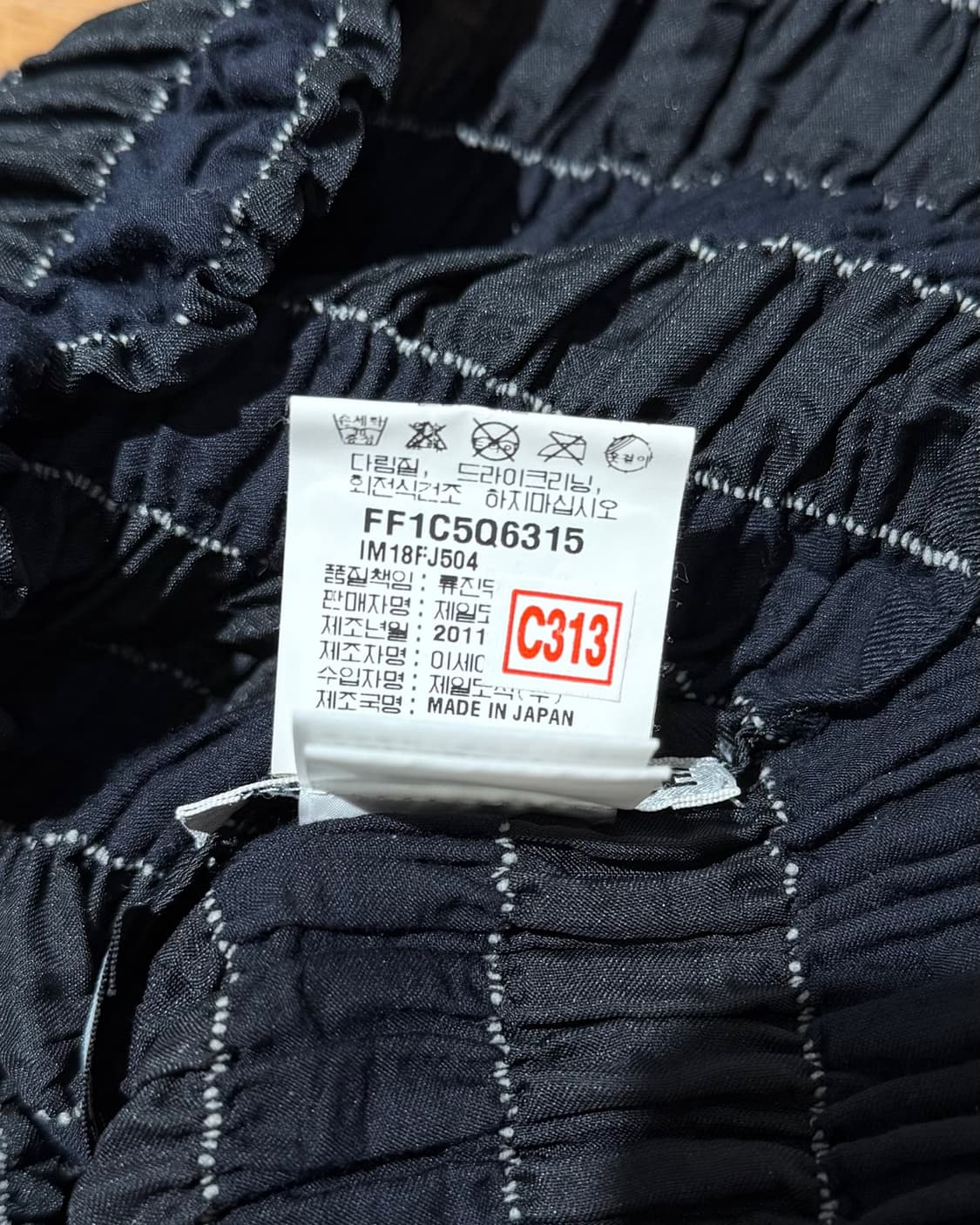 이세이 미야케 네이비 플리츠 스트라이프 슬리브리스 탑 상품이미지8