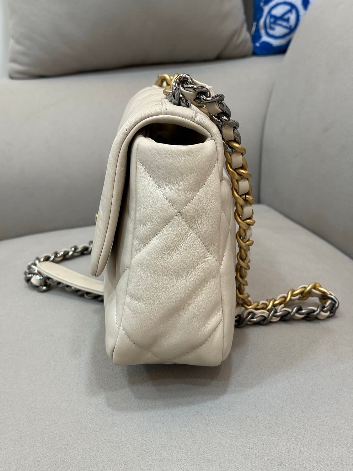 샤넬 19백 30번대 미디움 숄더백 상품이미지6