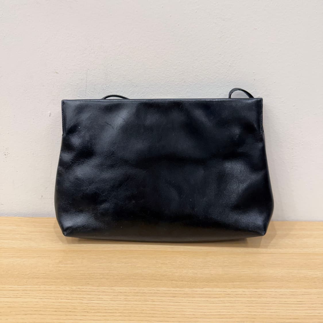 살바토레 페라가모 크로스백 바라 간치니 메탈 로고 플랩 디테일 블랙 상품이미지2