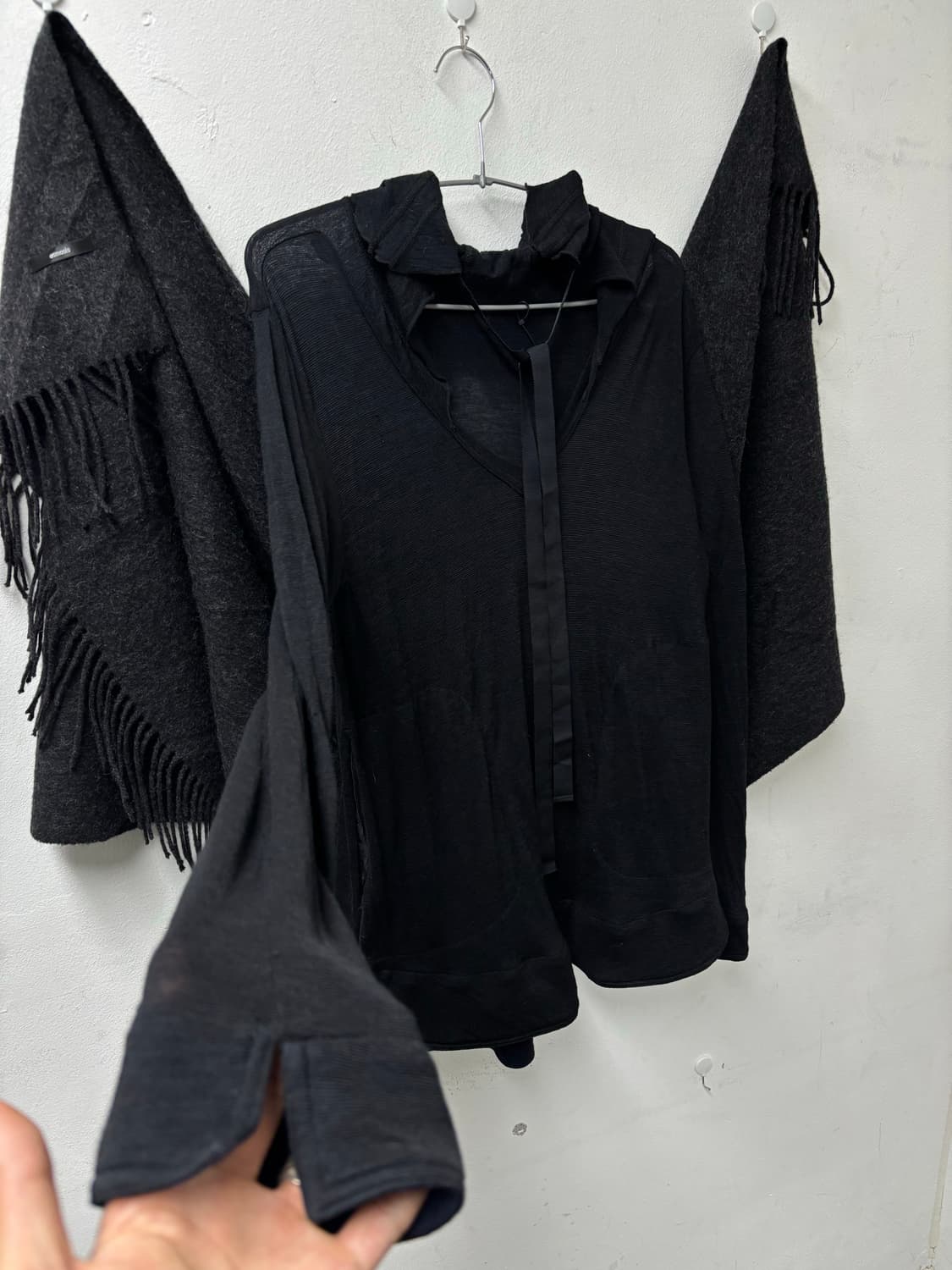 “Vintage” loose fit Black V Neck sleeve 상품이미지8