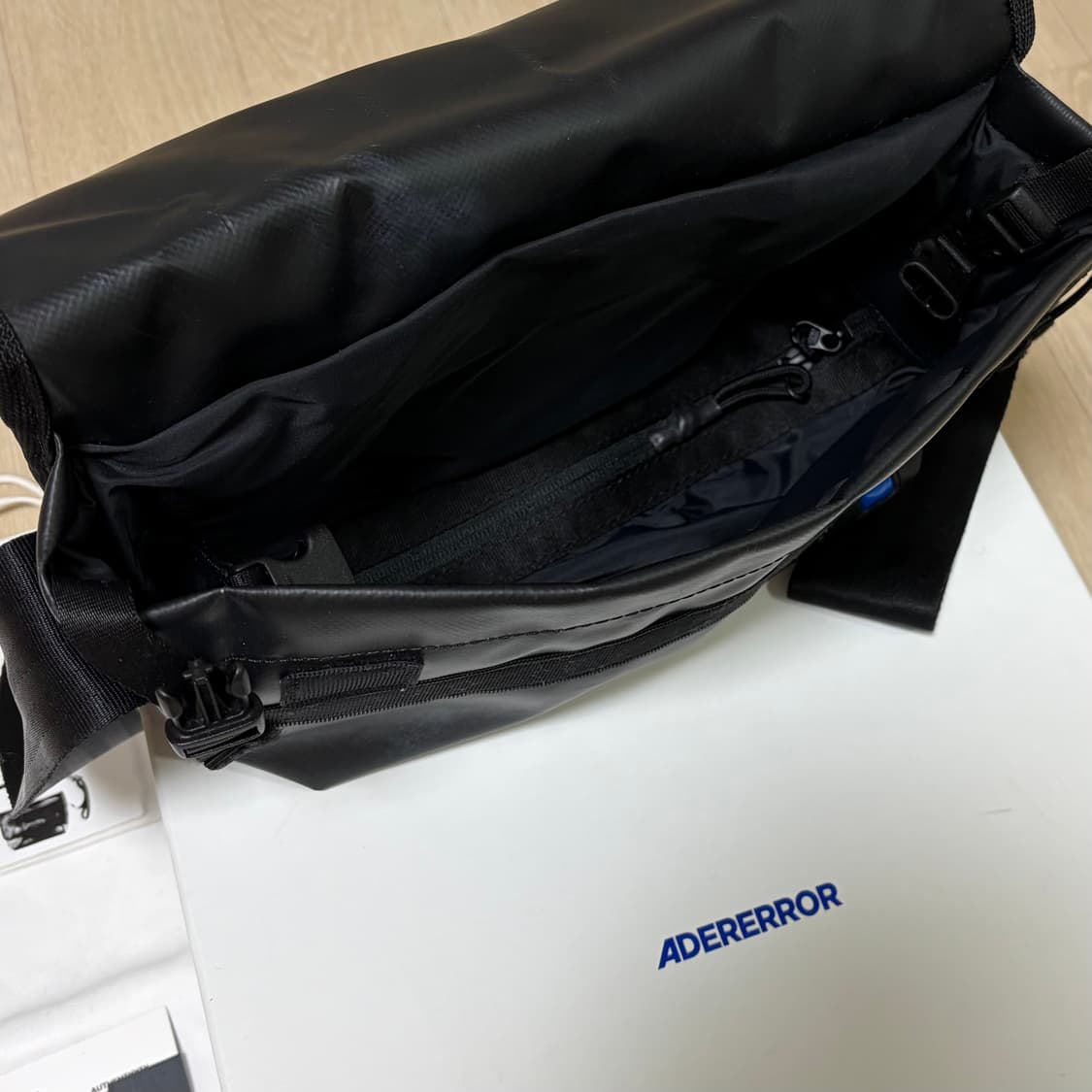 아더에러_스몰 트레이스 이스티 메신저백 느와르 상품이미지3