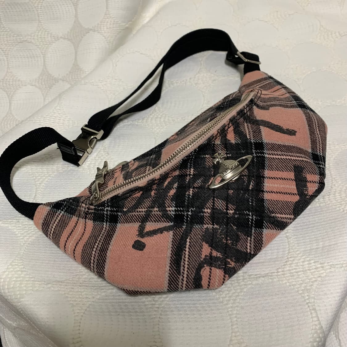 비비안 웨스트우드 핑크 그래피티 힙색 상품이미지2