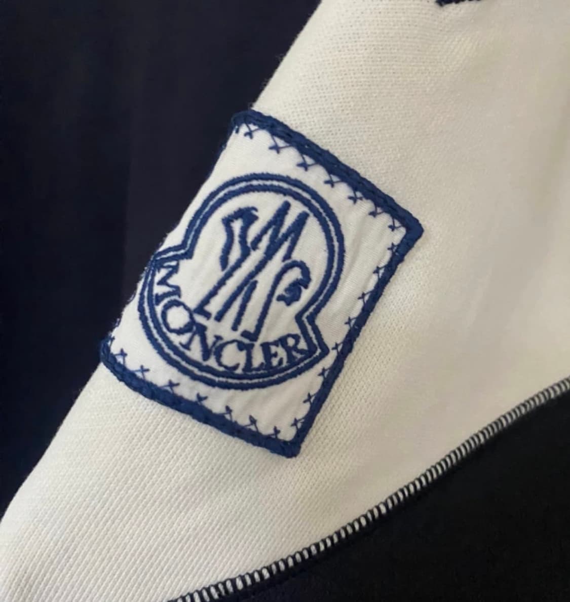 [정품] 몽클레어 감마블루 배색 패치 맨투맨 블랙 S 상품이미지4