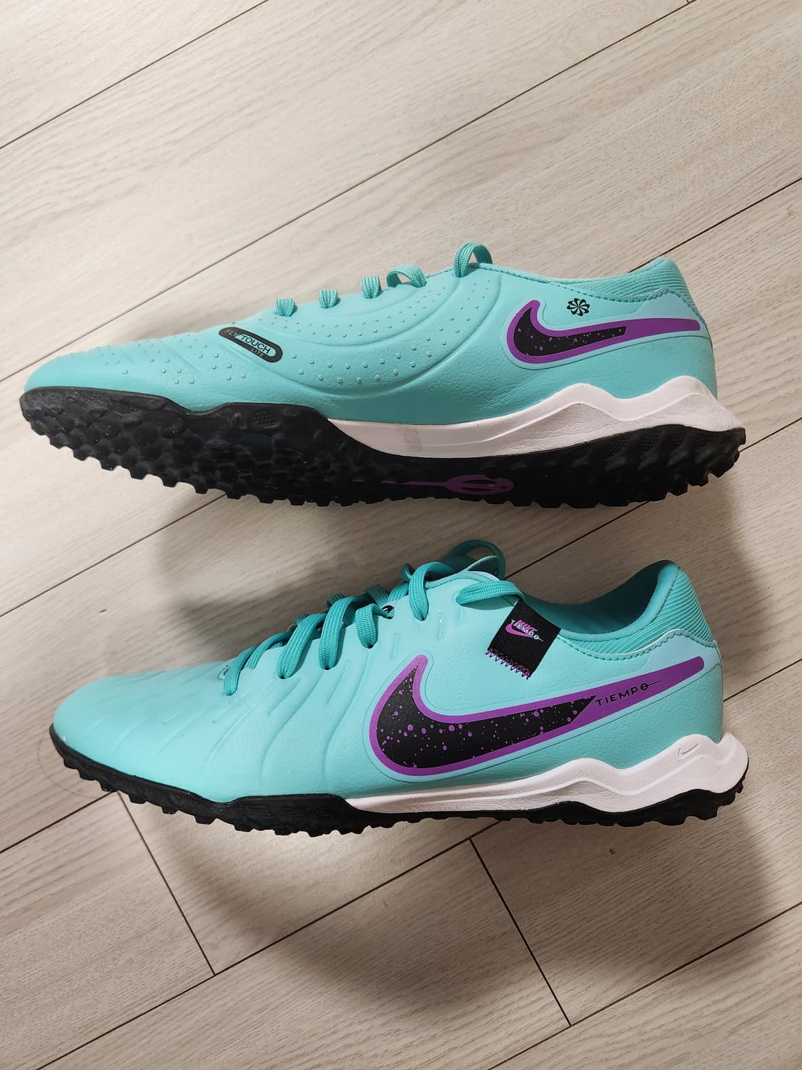 나이키 티엠포 레전드 10 아카데미 TF 풋살화 사이즈250

풋살화라  상품이미지5