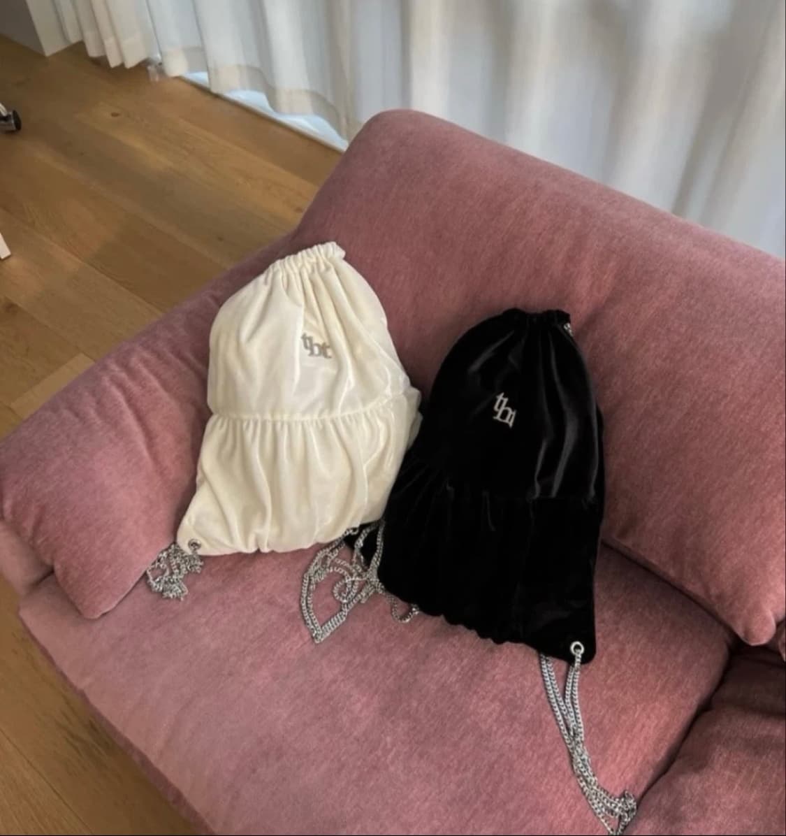 쓰리타임즈 벨벳 체인 백팩 블랙 상품이미지3