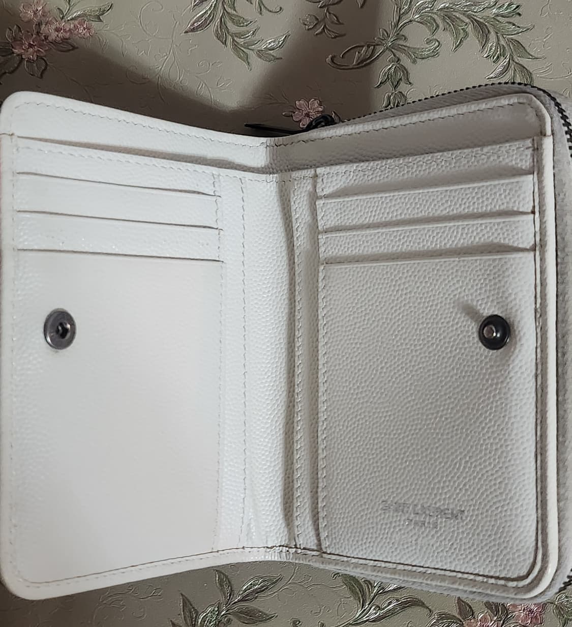 생로랑 403723 모노그램 퀼팅 페블레더 지퍼 중지갑 상품이미지5