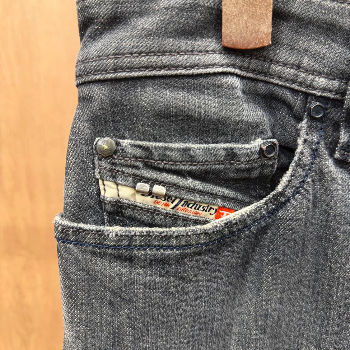 디젤 워싱 데님 팬츠 로고 자수 버튼 클로징 포켓 디테일 슬림핏 그레이 상품이미지6