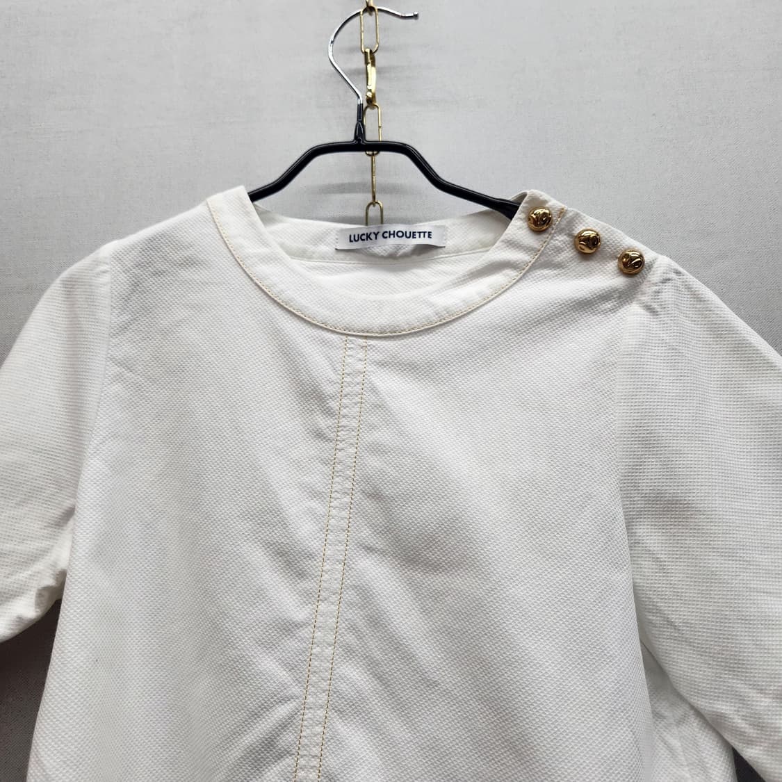 럭키슈에뜨 숄 금장버튼 코튼 뒷트임 숏 블라우스 36(S) 상품이미지2