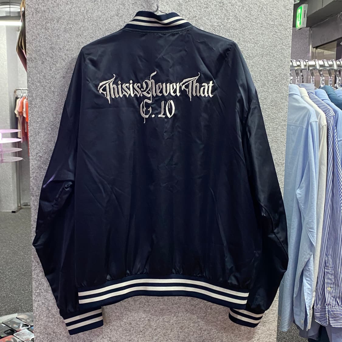 디스이즈네버댓 스펠아웃 빅로고 네이비 세틴 자켓 B3056 상품이미지3