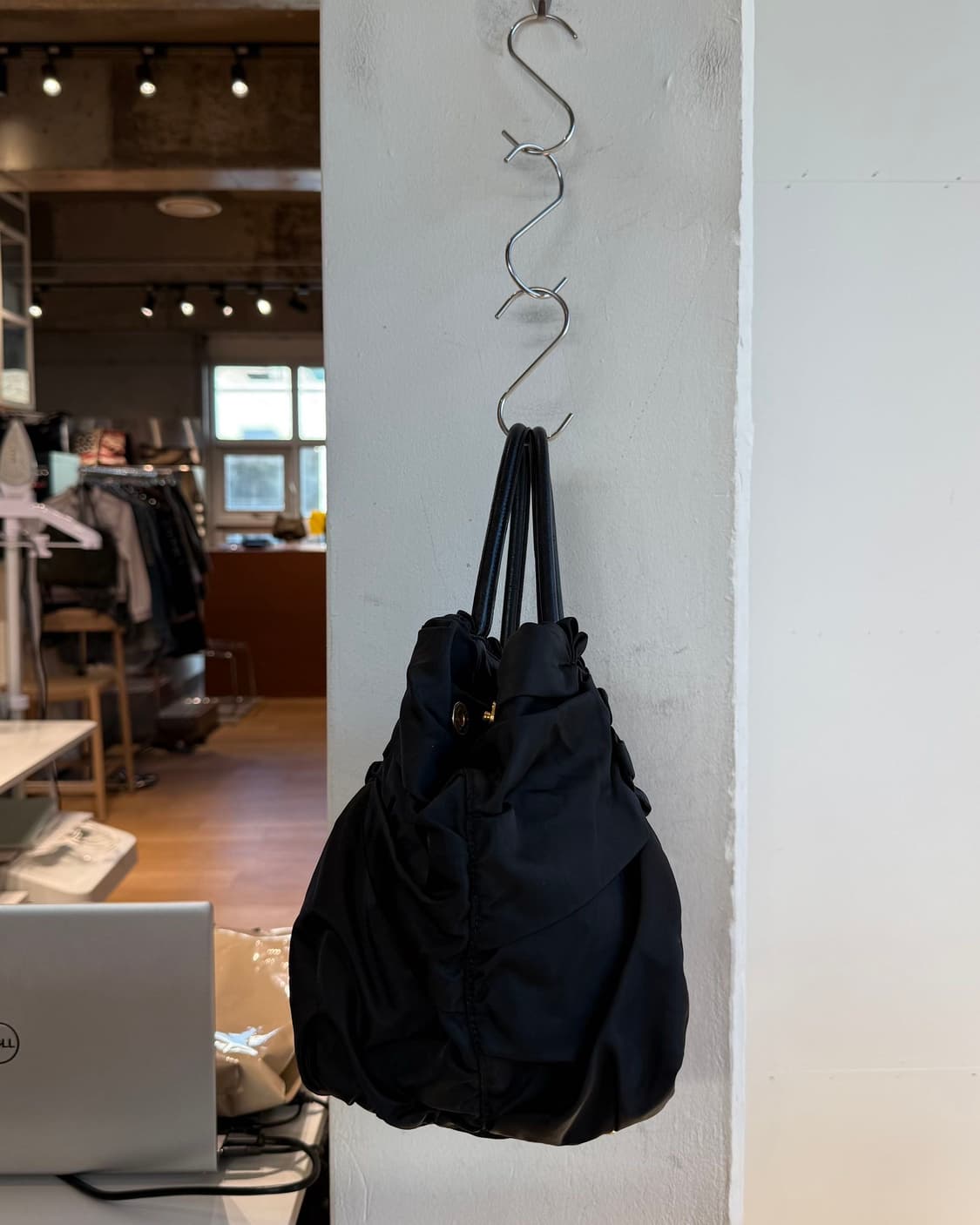 프라다 블랙 테수토 나일론 보우백 상품이미지3