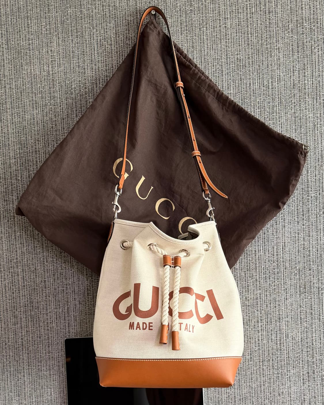 구찌 GUCCI 로고 프린트 GG 수프림 캔버스 가죽 트리밍 버킷백 상품이미지1