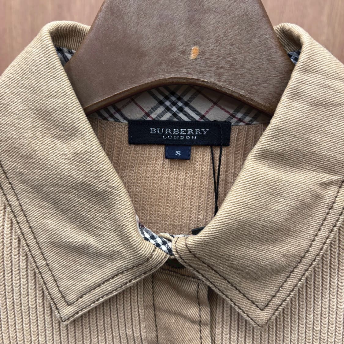 버버리 런던 코튼 리브드 니트 셔츠 자켓 나이트 로고 자수 디테일 베이지 상품이미지7