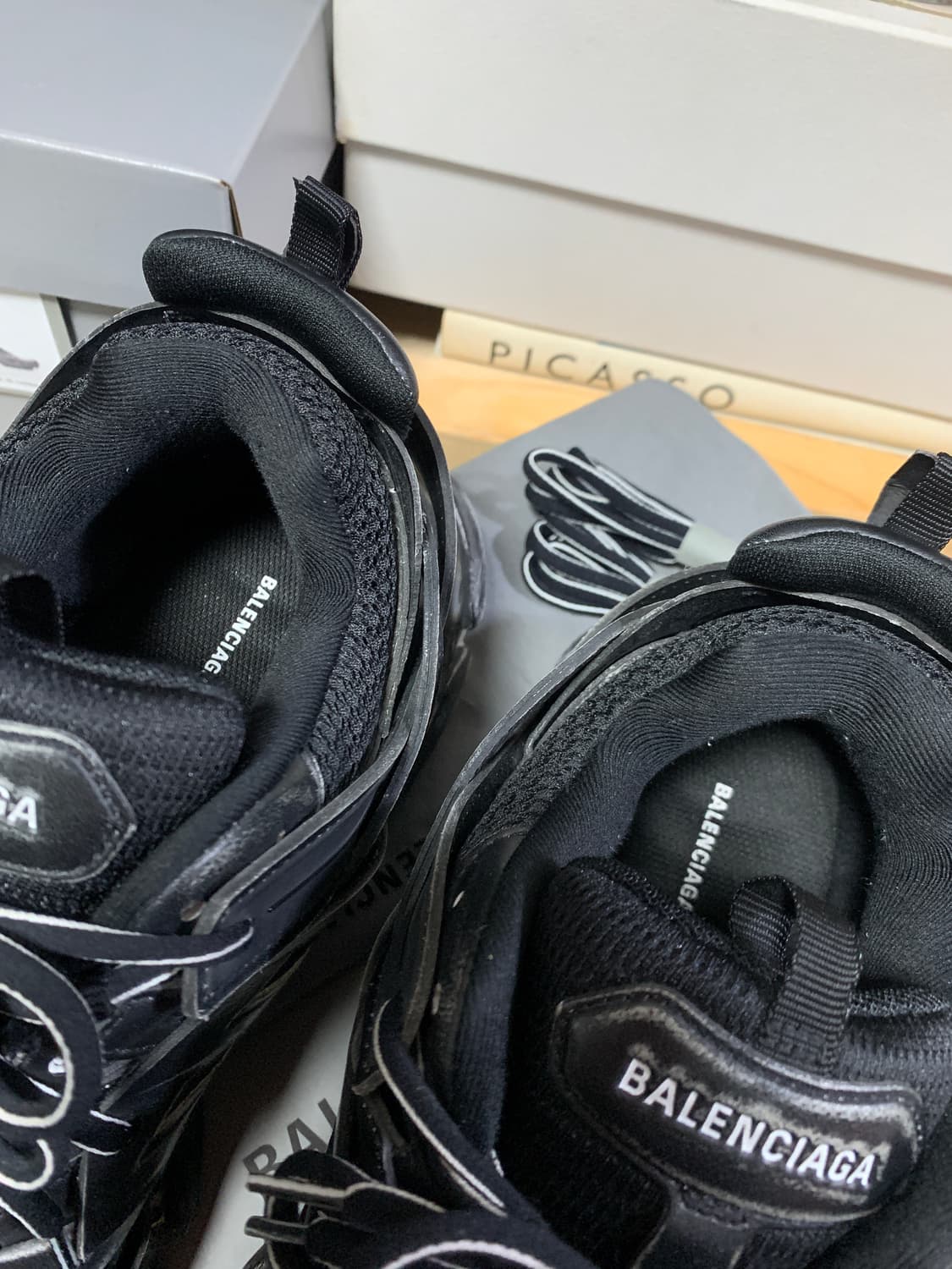 발렌시아가 트랙 스니커즈 45 페이디드 블랙 상품이미지2