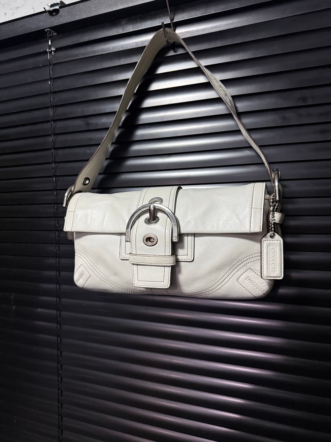 코치 버클 화이트 아이보리 가죽 바게트백 숄더백 토드백 사첼백 호보백  상품이미지3