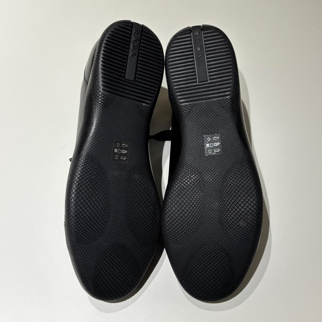 8.5) 프라다 블랙 레더 스니커즈 상품이미지7